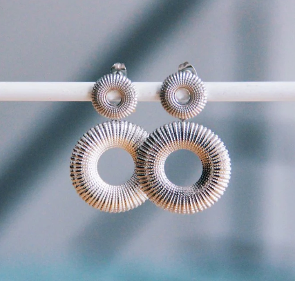 Statement oorbel met gedecoreerde brede ring – zilverkleur