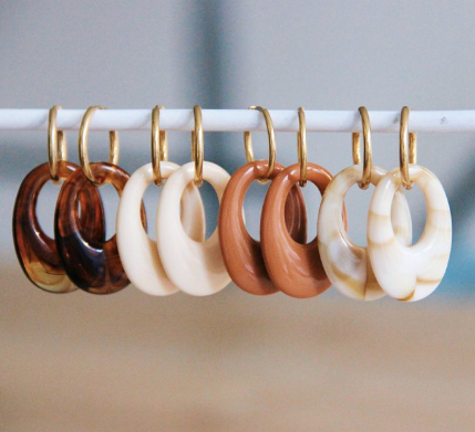 Edelstaal oorbel met harsdruppel – gemengd/goud