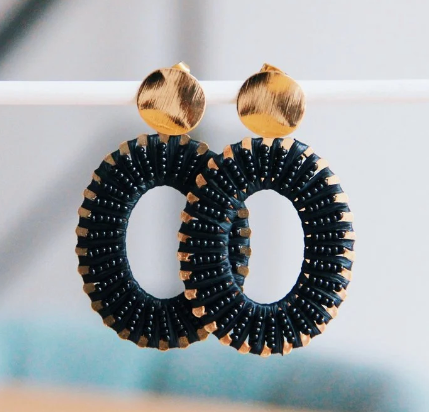 Ovale statement oorbel – zwart/goud