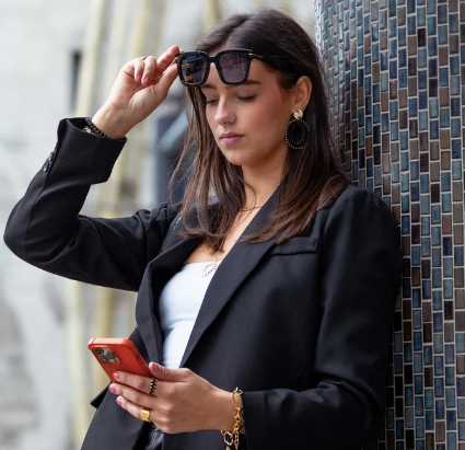 Ovale statement oorbel – zwart/goud