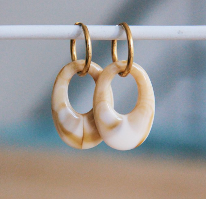 Edelstaal oorbel met harsdruppel – gemengd/goud