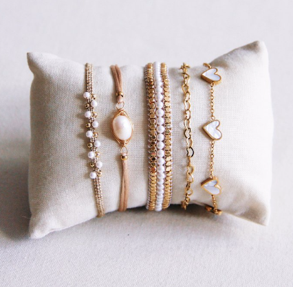 Fijne armband met hartjes - parelmoer