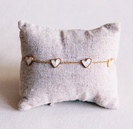 Fijne armband met hartjes - parelmoer