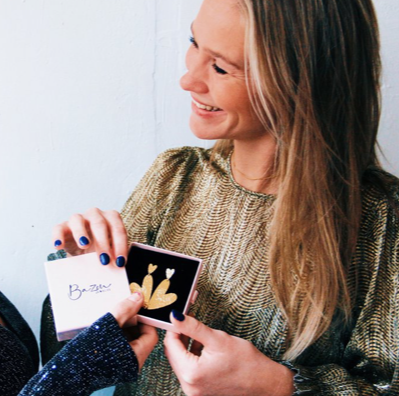 Statement oorbel dubbel hart gehamerd