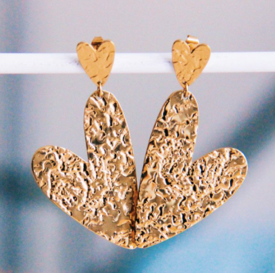 Statement oorbel dubbel hart gehamerd