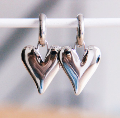 RVS brede oorring met XL gesloten hart - zilver